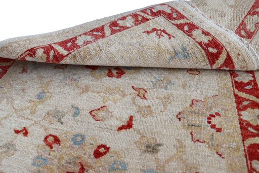 Surface texture of New Farahan rug with natural Wool and intricate pattern
