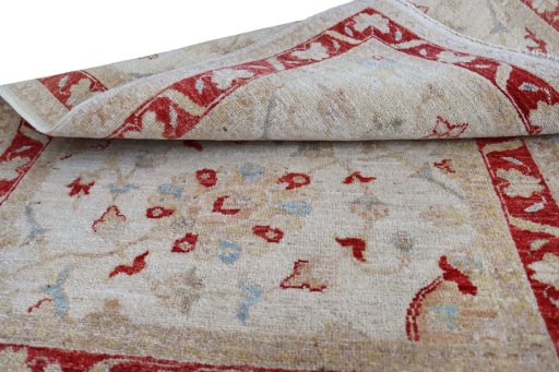 Surface texture of New Farahan rug with natural Wool and intricate pattern