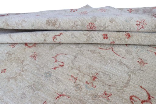Surface texture of New Farahan rug with natural Wool and intricate pattern