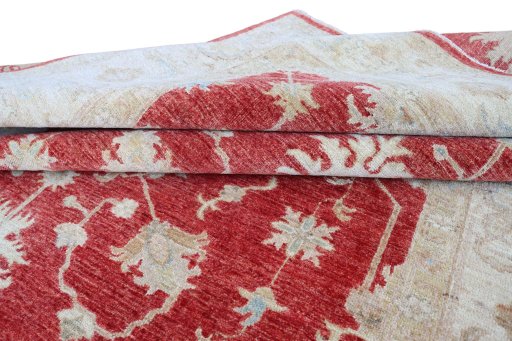 Surface texture of New Farahan rug with natural Wool and intricate pattern
