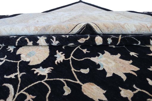 Surface texture of New Farahan rug with natural Wool and intricate pattern