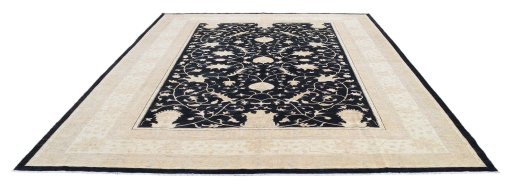 Surface texture of New Farahan rug with natural Wool and intricate pattern