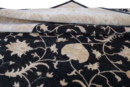 Surface texture of New Farahan rug with natural Wool and intricate pattern