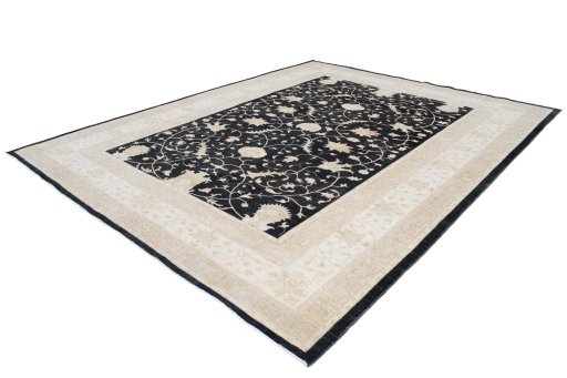 Corner detail of New Farahan rug showing border pattern and Wool pile