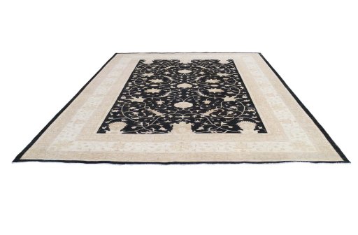Surface texture of New Farahan rug with natural Wool and intricate pattern