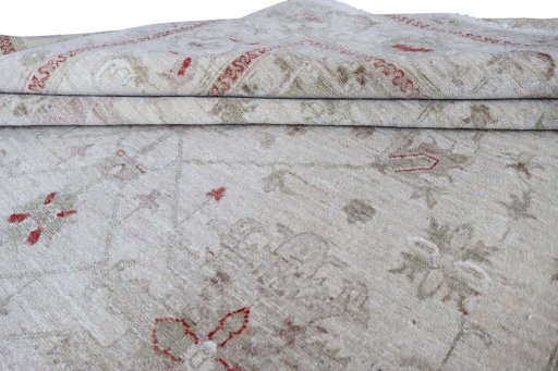 Surface texture of New Farahan rug with natural Wool and intricate pattern