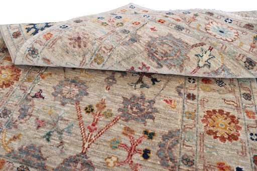 Surface texture of New Farahan rug with natural Wool and intricate pattern