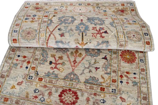 Surface texture of New Farahan rug with natural Wool and intricate pattern