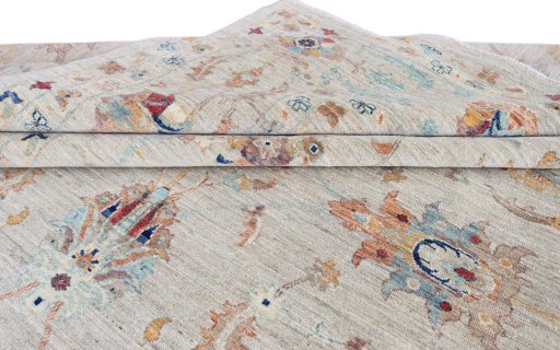 Surface texture of New Farahan rug with natural Wool and intricate pattern