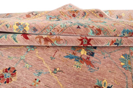 Surface texture of New Farahan rug with natural Wool and intricate pattern