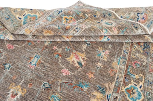 Surface texture of New Farahan rug with natural Wool and intricate pattern