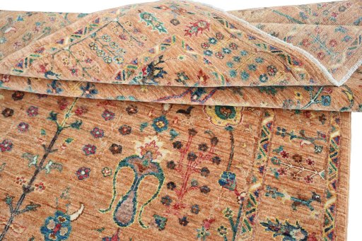 Surface texture of New Farahan rug with natural Wool and intricate pattern
