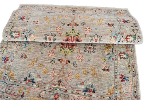Surface texture of New Farahan rug with natural Wool and intricate pattern