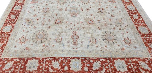 Surface texture of New Farahan rug with natural Wool and intricate pattern