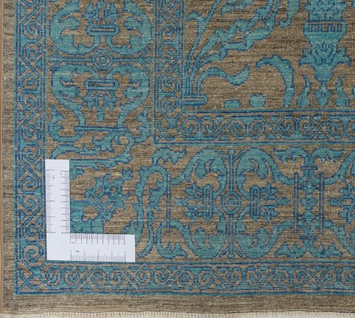 Corner detail of New Farahan rug showing border pattern and Wool pile