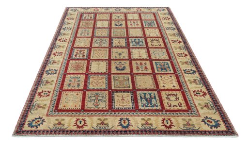 Surface texture of New Farahan rug with natural Wool and intricate pattern