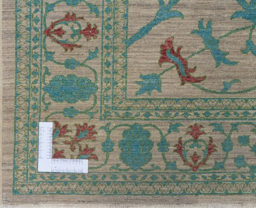 Corner detail of New Farahan rug showing border pattern and Wool pile