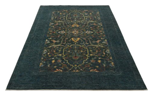 Surface texture of New Farahan rug with natural Wool and intricate pattern