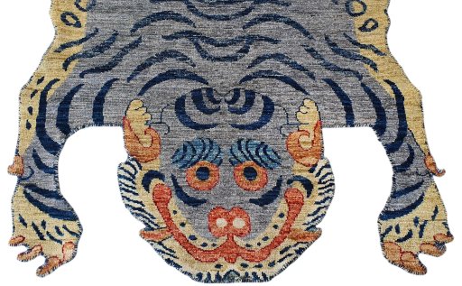 Surface texture of New Farahan rug with natural Wool and intricate pattern