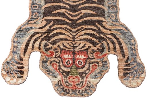 Surface texture of New Farahan rug with natural Wool and intricate pattern
