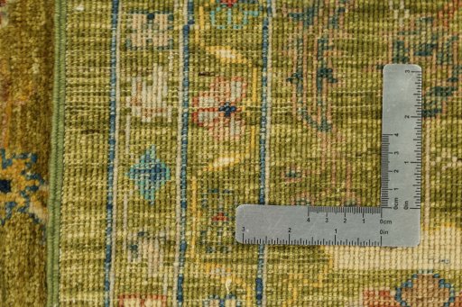 Surface texture of New Farahan rug with natural Wool and intricate pattern