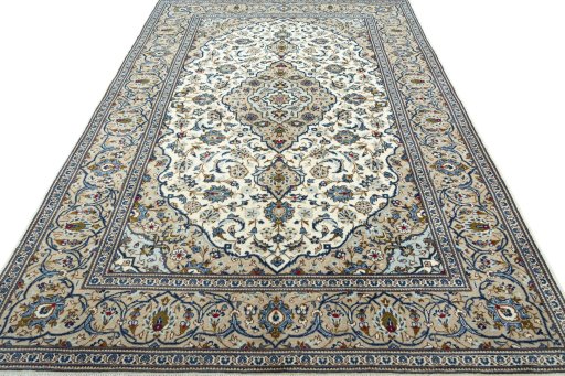 Surface texture of 2000s Kashan rug with natural Wool and intricate pattern