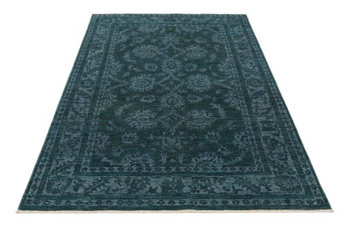 Surface texture of New Farahan rug with natural Wool and intricate pattern