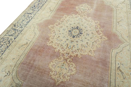 Backside of handmade 1950s Vintage rug showing knot structure and weave density