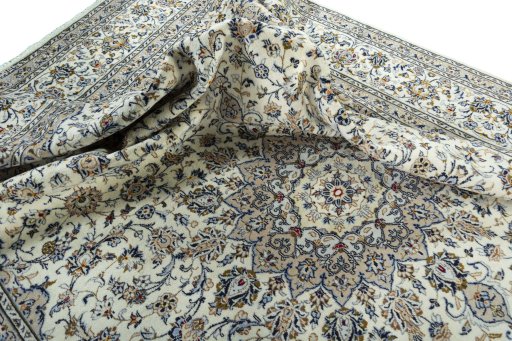 Surface texture of 2000s Kashan rug with natural Wool and intricate pattern