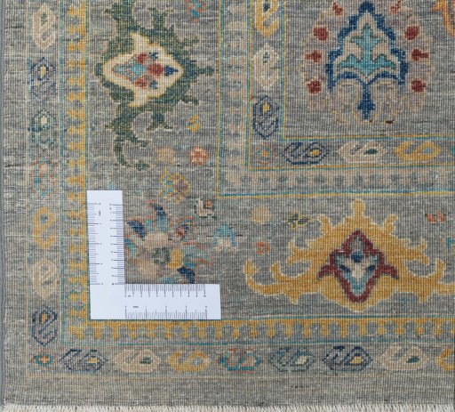 Corner detail of New Farahan rug showing border pattern and Wool pile