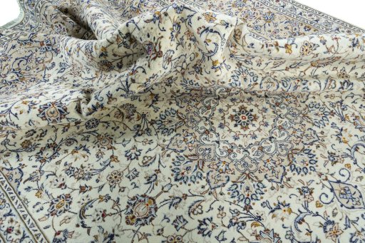 Surface texture of 2000s Kashan rug with natural Wool and intricate pattern