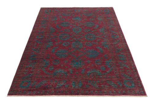 Surface texture of New Farahan rug with natural Wool and intricate pattern