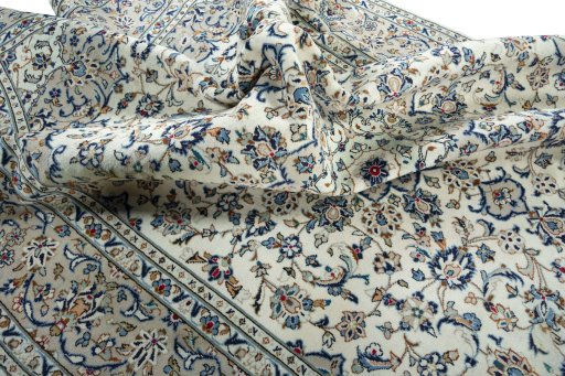 Surface texture of 2000s Kashan rug with natural Wool and intricate pattern