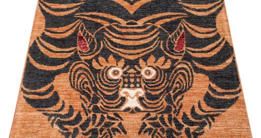 Surface texture of New Farahan rug with natural Wool and intricate pattern