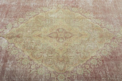 Central medallion detail of 1950s Vintage rug from Pakistan