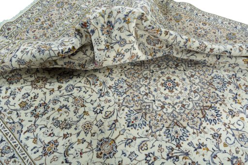 Surface texture of 2000s Kashan rug with natural Wool and intricate pattern