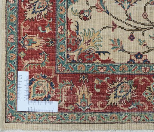 Corner detail of New Farahan rug showing border pattern and Wool pile