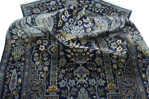 Surface texture of 2000s Kashan rug with natural Wool and intricate pattern