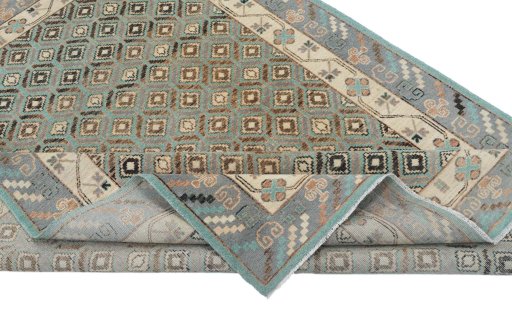 Central medallion detail of New Farahan rug from Pakistan