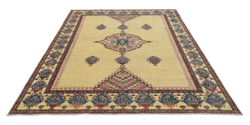 Surface texture of New Farahan rug with natural Wool and intricate pattern