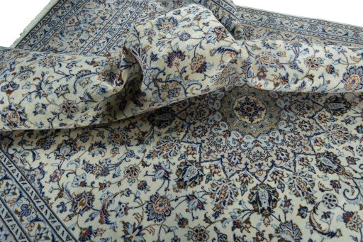 Surface texture of 2000s Kashan rug with natural Wool and intricate pattern