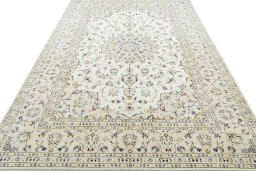 Surface texture of 2000s Kashan rug with natural Wool and intricate pattern