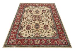 Surface texture of New Farahan rug with natural Wool and intricate pattern