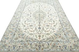 Surface texture of New Kashan rug with natural Wool and intricate pattern