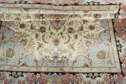 Close-up detail of New Tabriz 50/60/70 Raj rug from Iran / Persia showing Cork weave