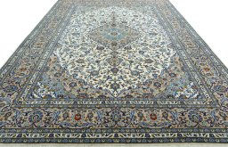 Surface texture of 2000s Kashan rug with natural Wool and intricate pattern