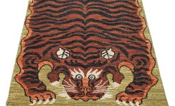 Surface texture of New Farahan rug with natural Wool and intricate pattern