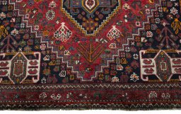 Central medallion detail of 2000s Shiraz rug from Iran / Persia