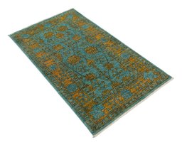 Corner detail of New Farahan rug showing border pattern and Wool pile