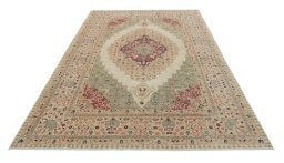 Surface texture of New Farahan rug with natural Wool and intricate pattern